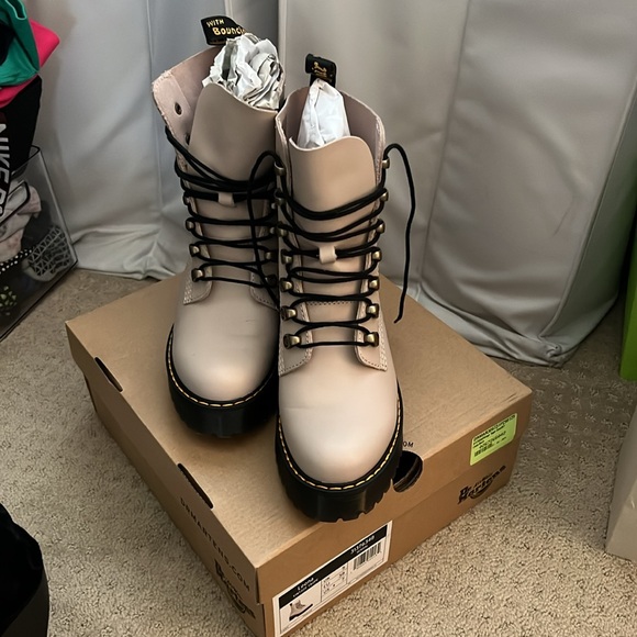 Dr. Martens Women's Lace-Up Boots - Vintage Taupe Smooth - US 7 - Picture 8 of 9